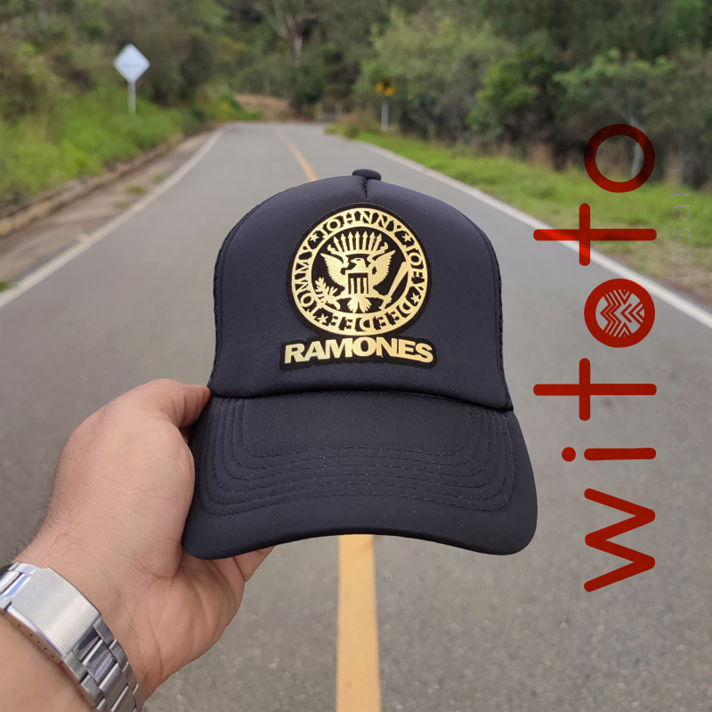 GORRA RAMONES LOGO DORADO